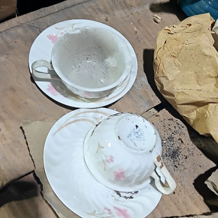 摆件盘子碗茶壶啥都有