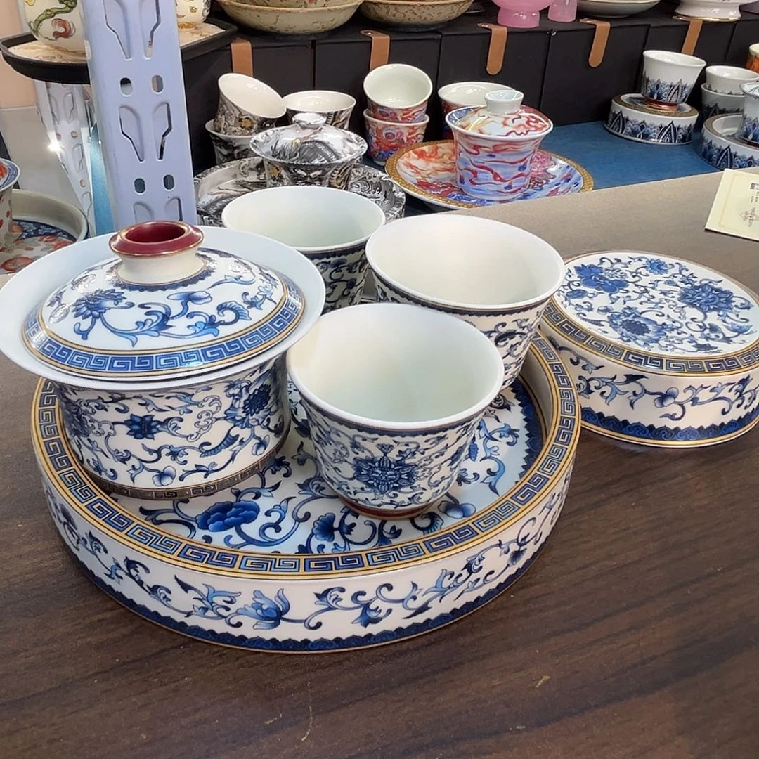 这些盖碗很漂亮我很喜欢！！