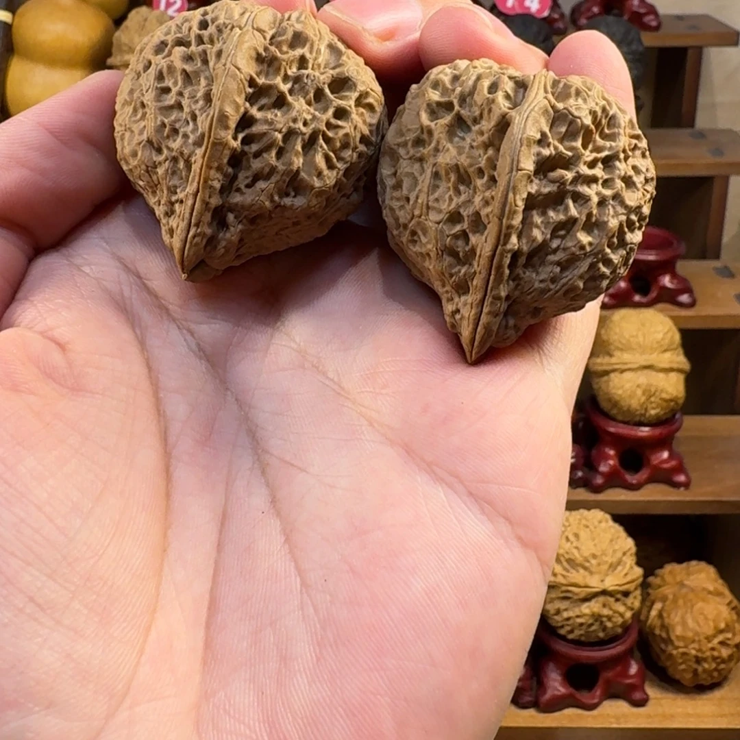 铁核桃把件金嘴寿桃