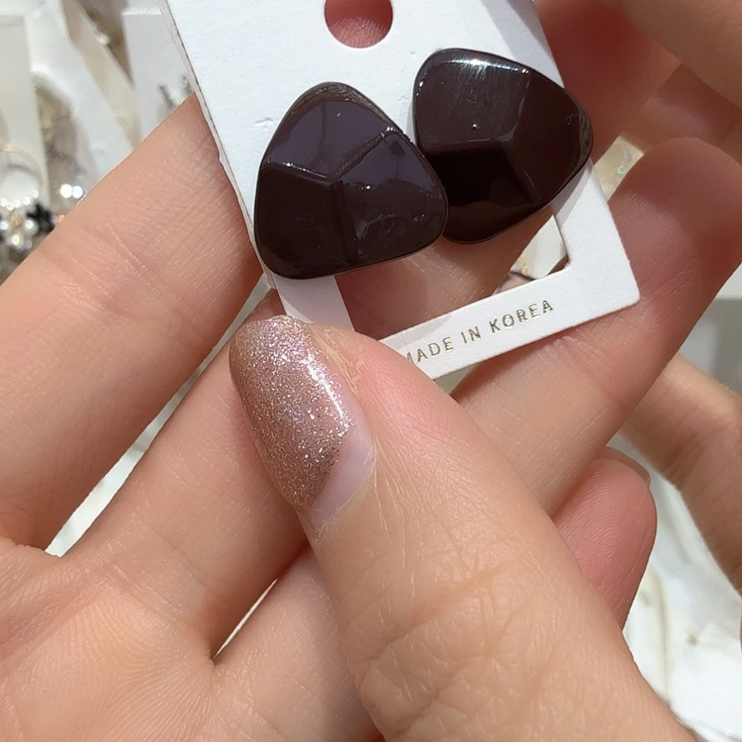 琉璃纯铜合金三角形深咖耳钉泡菜