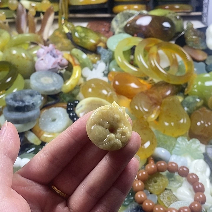 蛇纹石玉未镶嵌颈饰