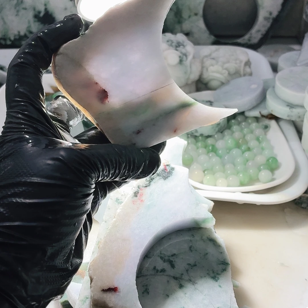 翡翠未镶嵌颈饰边角料