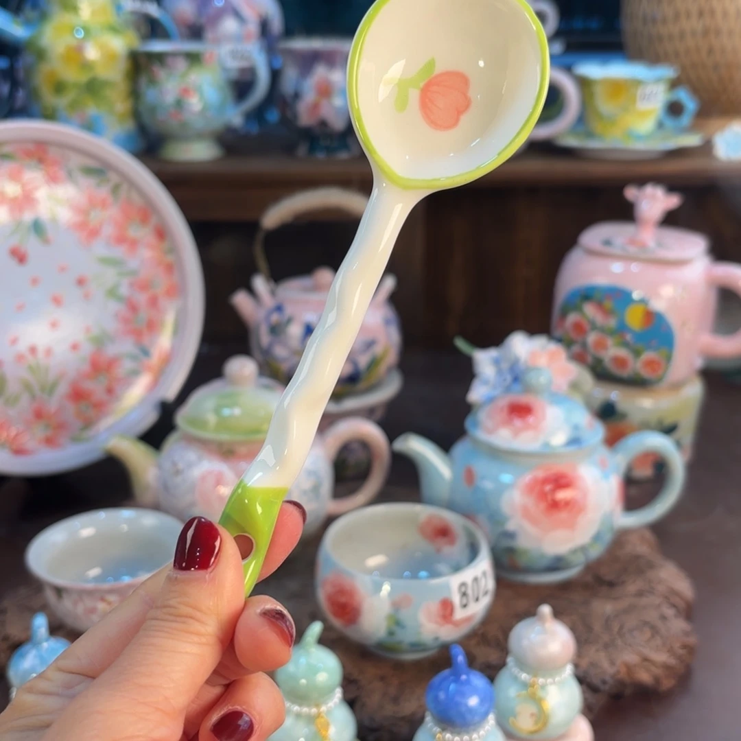 景德镇窑厂厂长陶晓明在现场