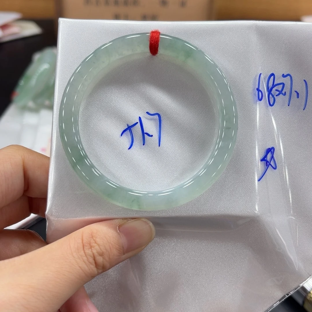翡翠手镯未镶嵌翡翠