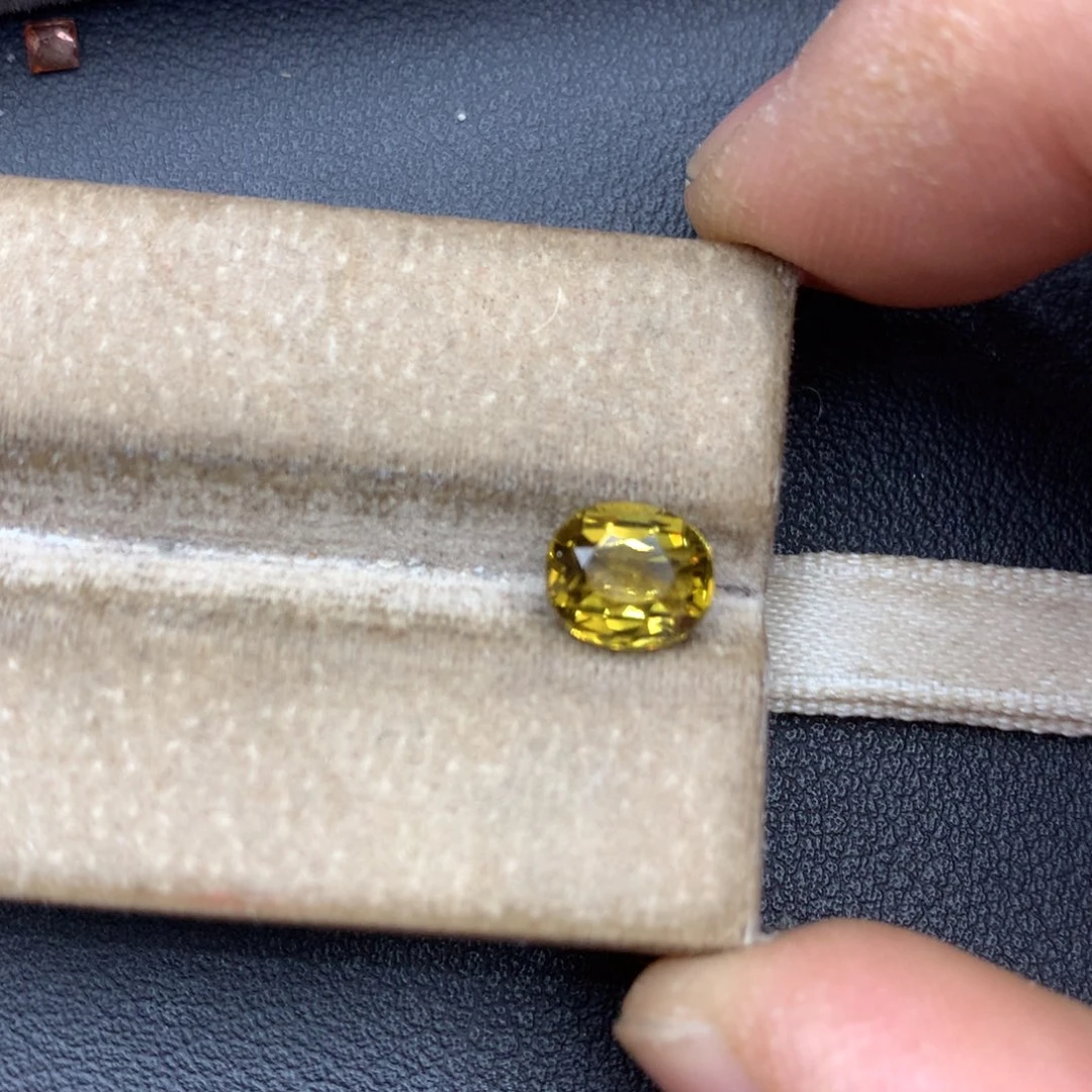 裸石金绿宝石2ct全净蜜糖色