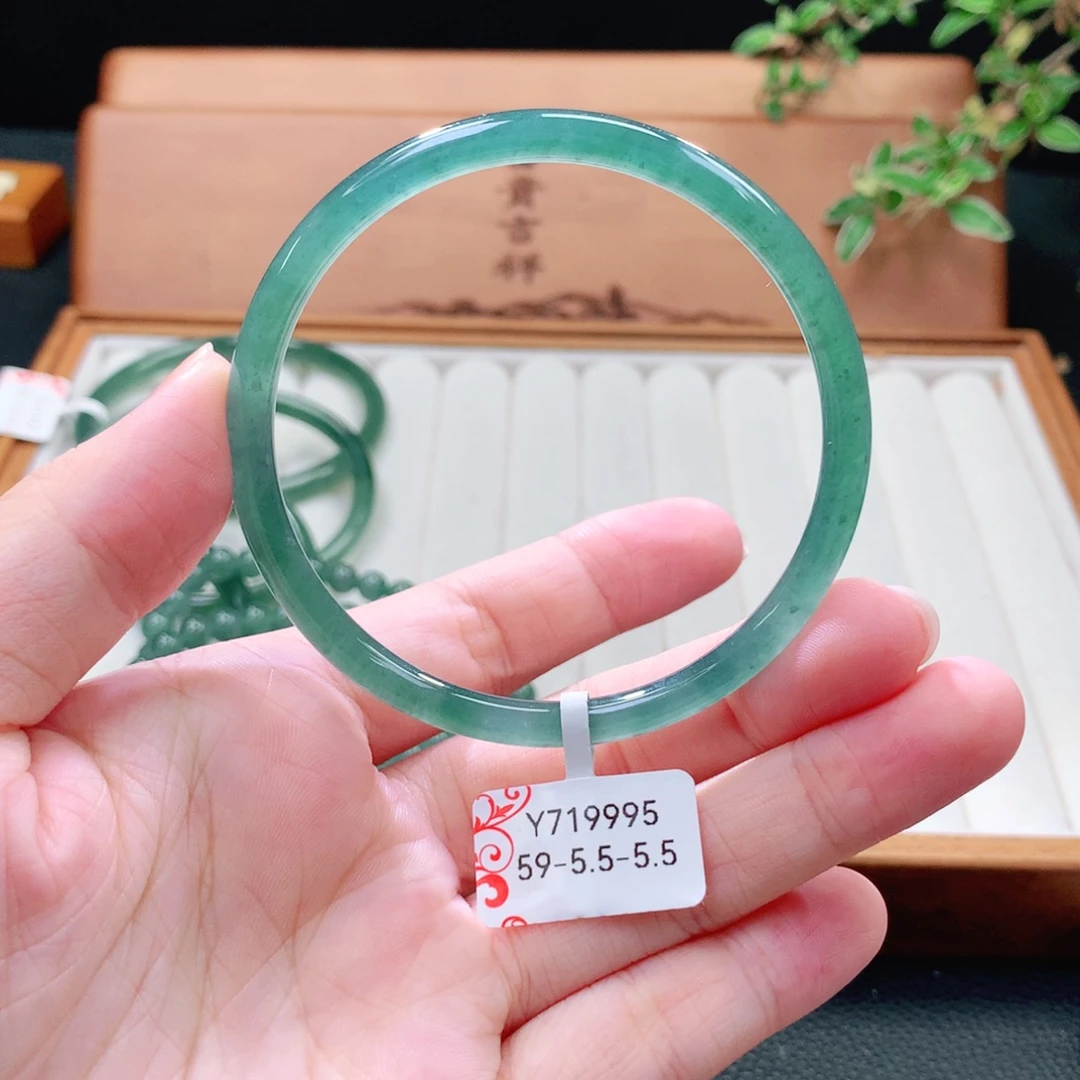 翡翠未镶嵌手镯（圆镯）