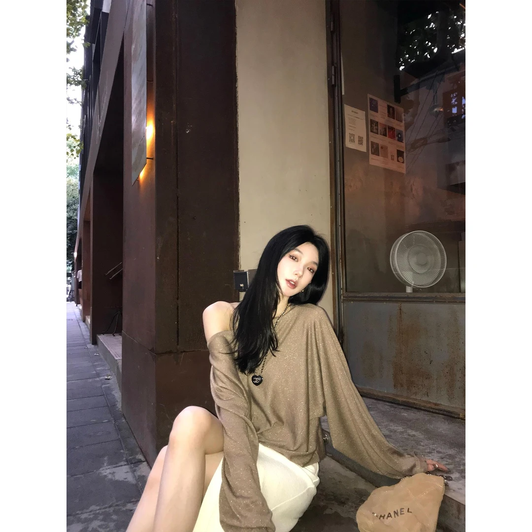 区区欧阳 亮丝斜肩针织衫女秋季新款慵懒风宽松复古露肩长袖上衣