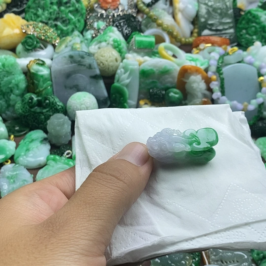 翡翠未镶嵌颈饰貔貅