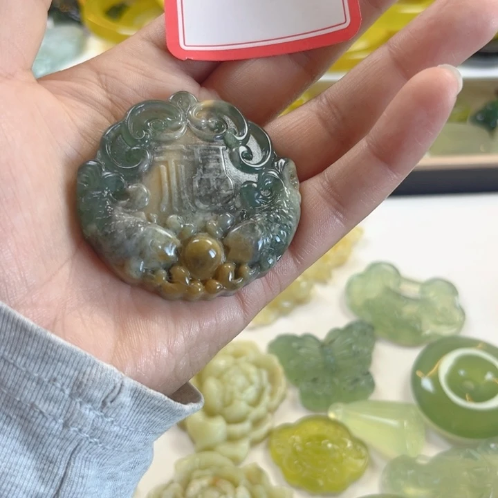 福***家蛇纹石玉未镶嵌颈饰