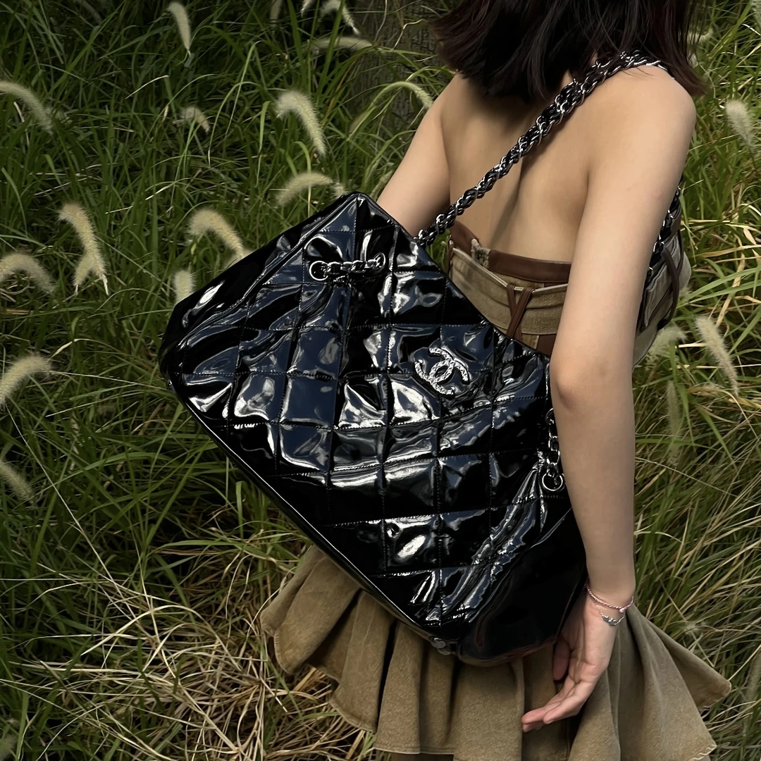 99新 Chanel/香奈儿 Chanel托特包漆皮黑银时尚包/AM5854