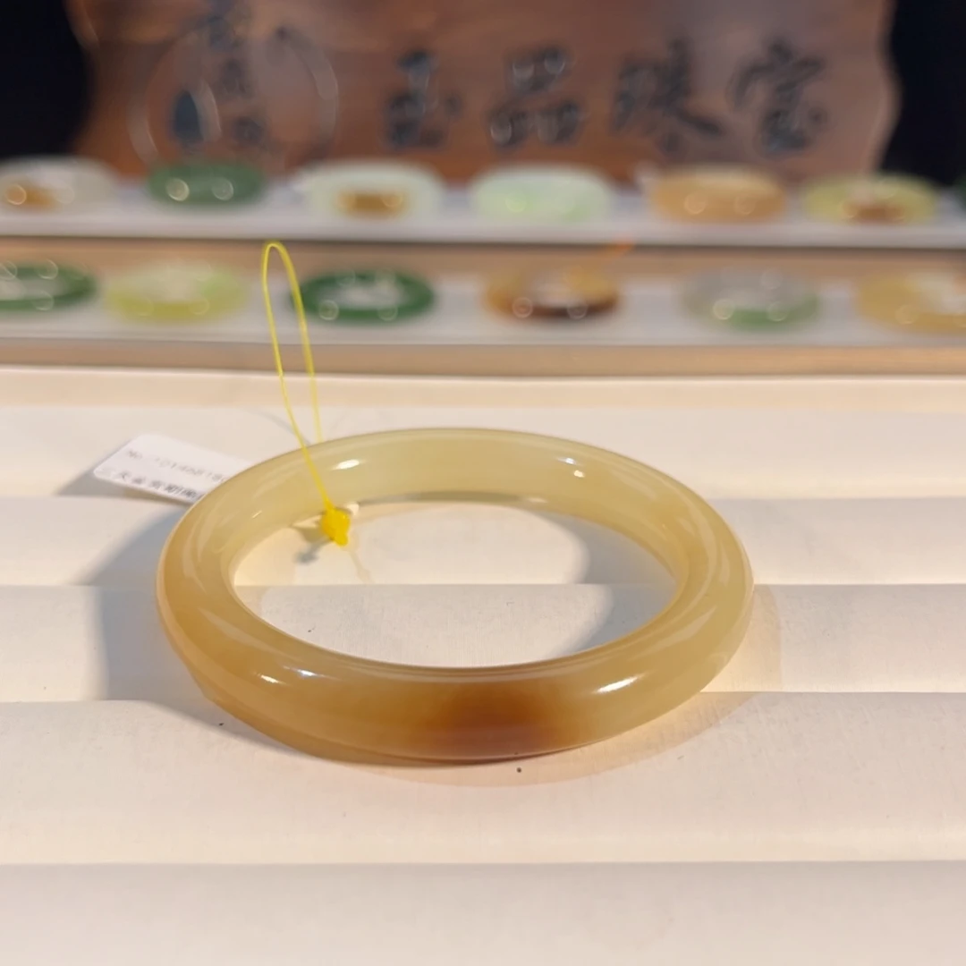 耐***蛋和田玉未镶嵌手镯