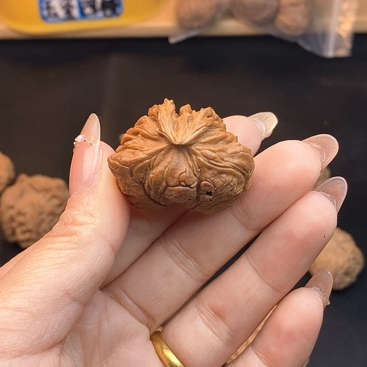 文玩核桃吊坠季****e虫眼有裂有黄不退不换