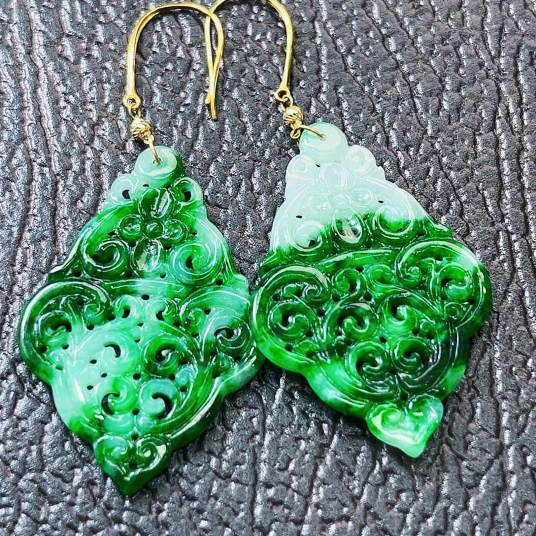 颈饰18K金镶嵌翡翠