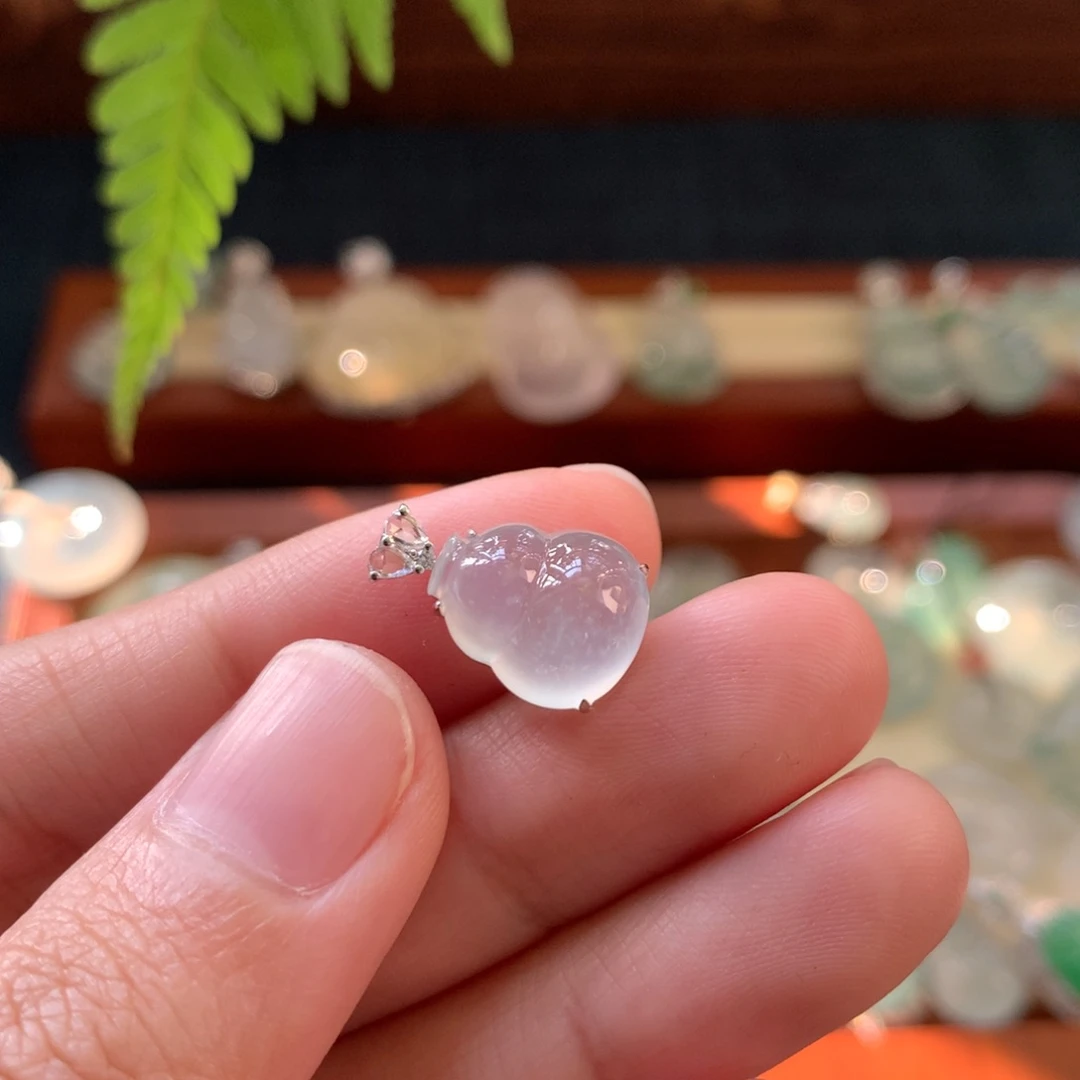 翡翠18K金镶嵌颈饰葫芦