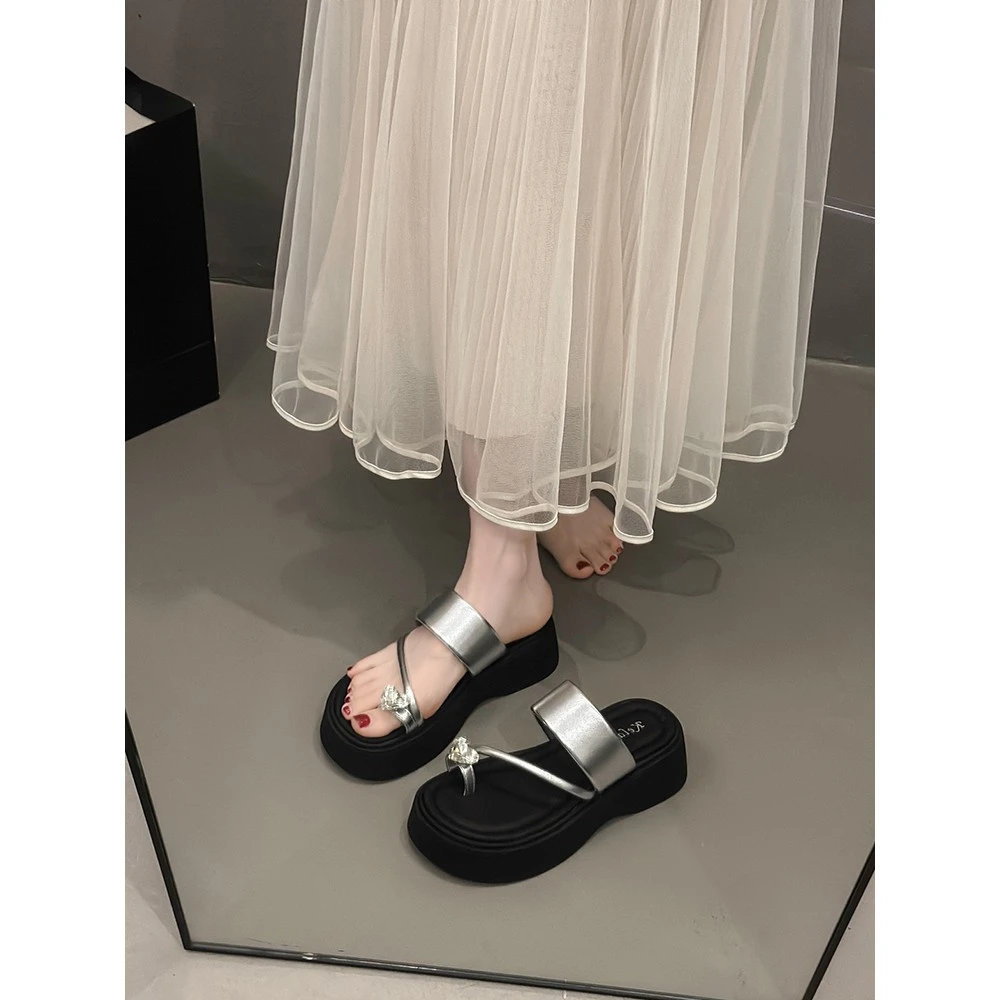 绝美凉拖鞋女夏季外穿厚底配裙子凉鞋2025新款夹脚高级感女式松糕