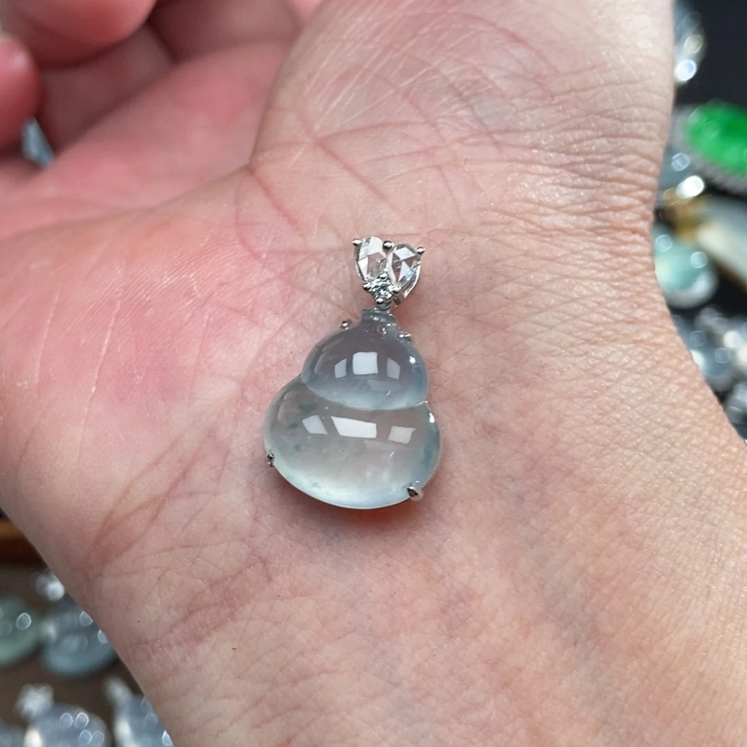 颈饰18K金镶嵌翡翠葫芦