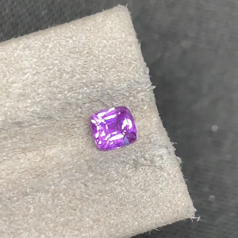 天然无烧薰衣草色紫蓝宝 1.05ct 尺寸5.4×5.8 附带国际证书