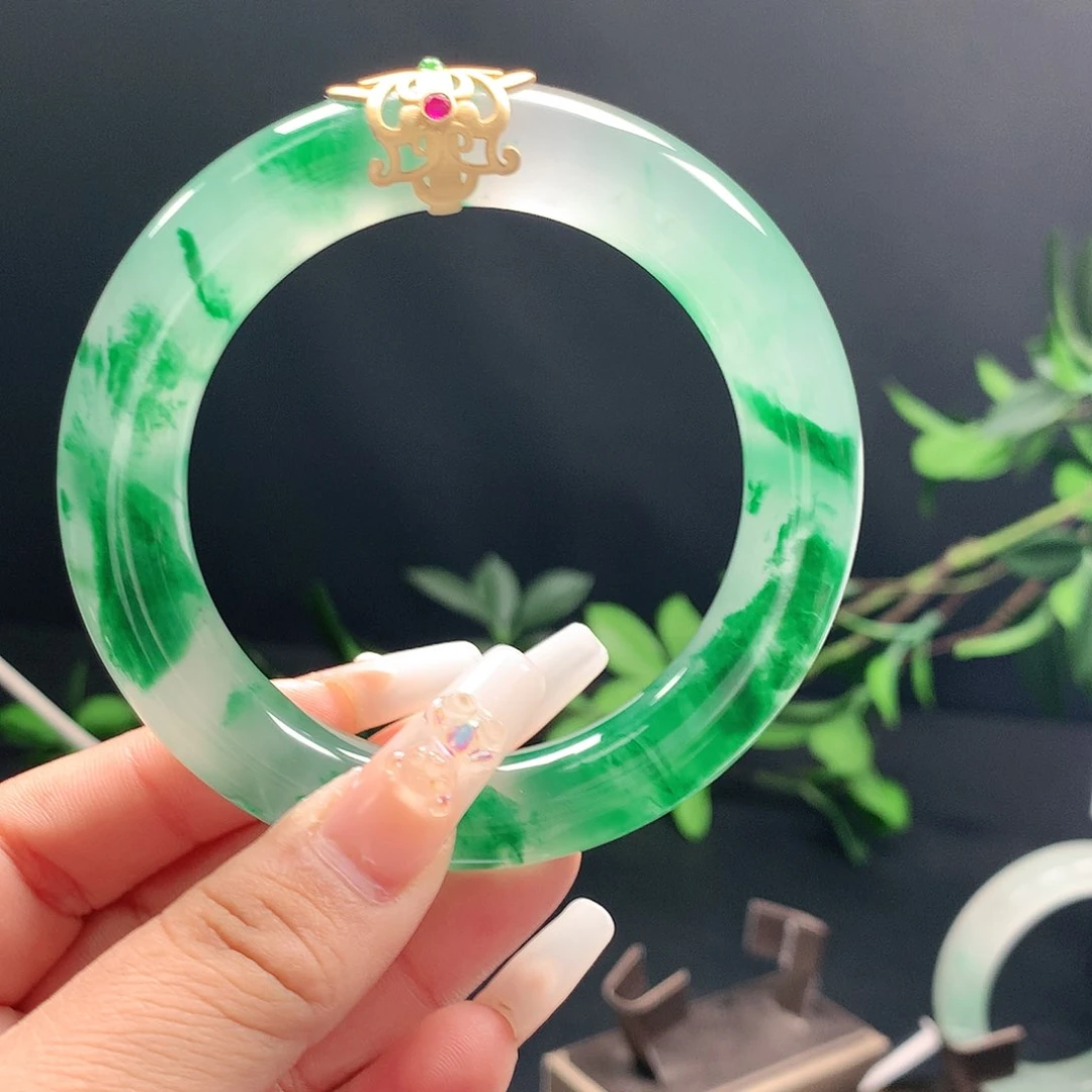 石英质玉镯子未镶嵌雪**?