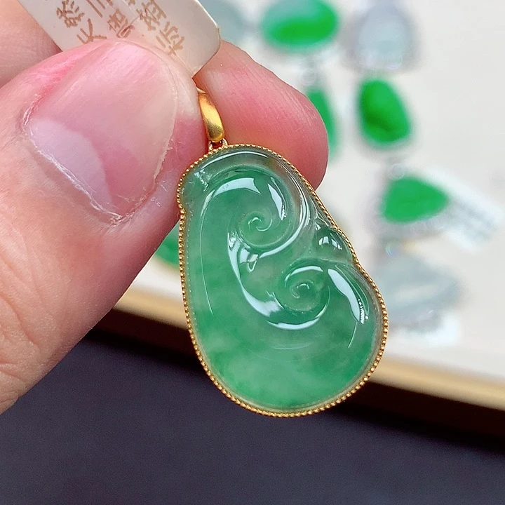 翡翠18K金镶嵌颈饰