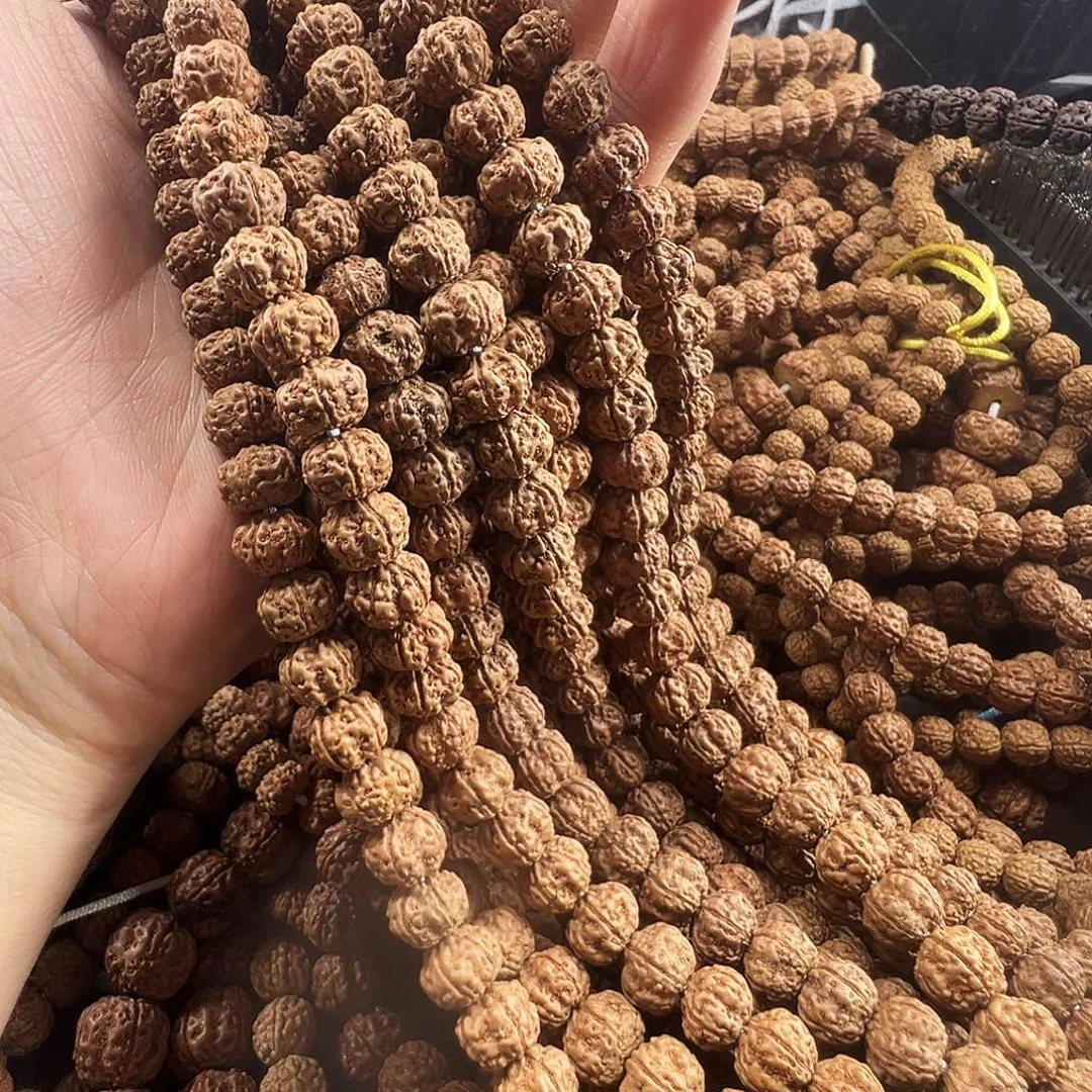 金刚菩提吊坠老树凹底梅花9，一条保手持