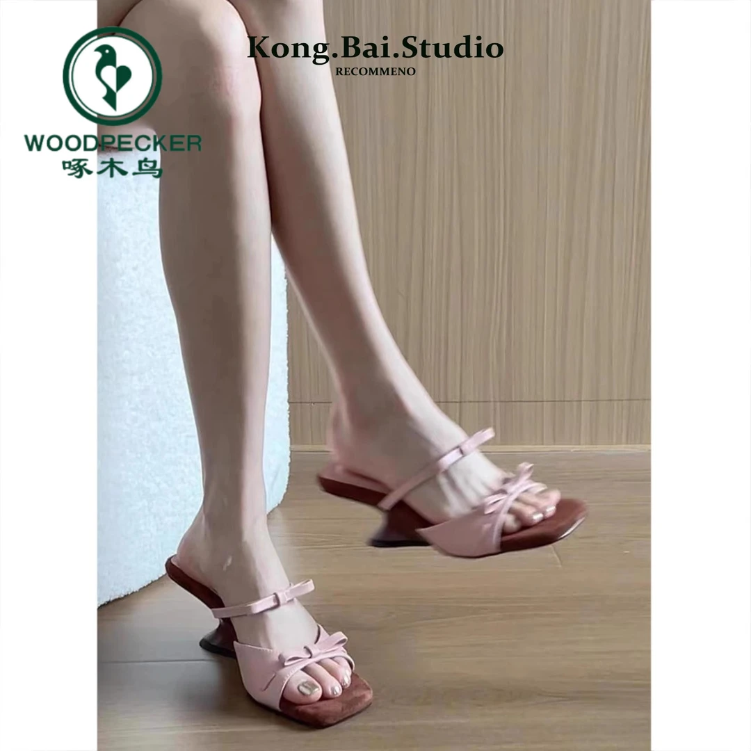 啄木鸟一字带坡跟凉鞋女2025新款夏季法式复古蝴蝶结外穿高跟拖鞋