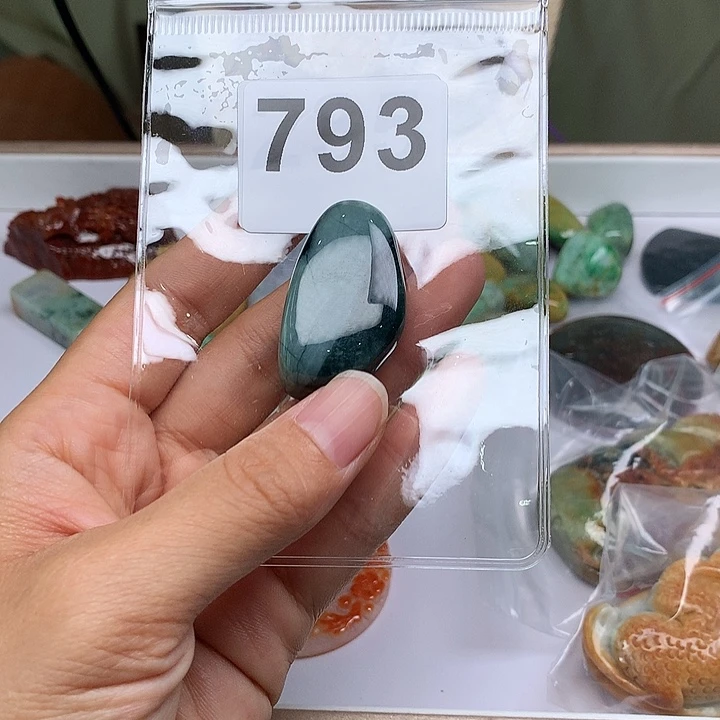 翡翠未镶嵌颈饰严*翡翠