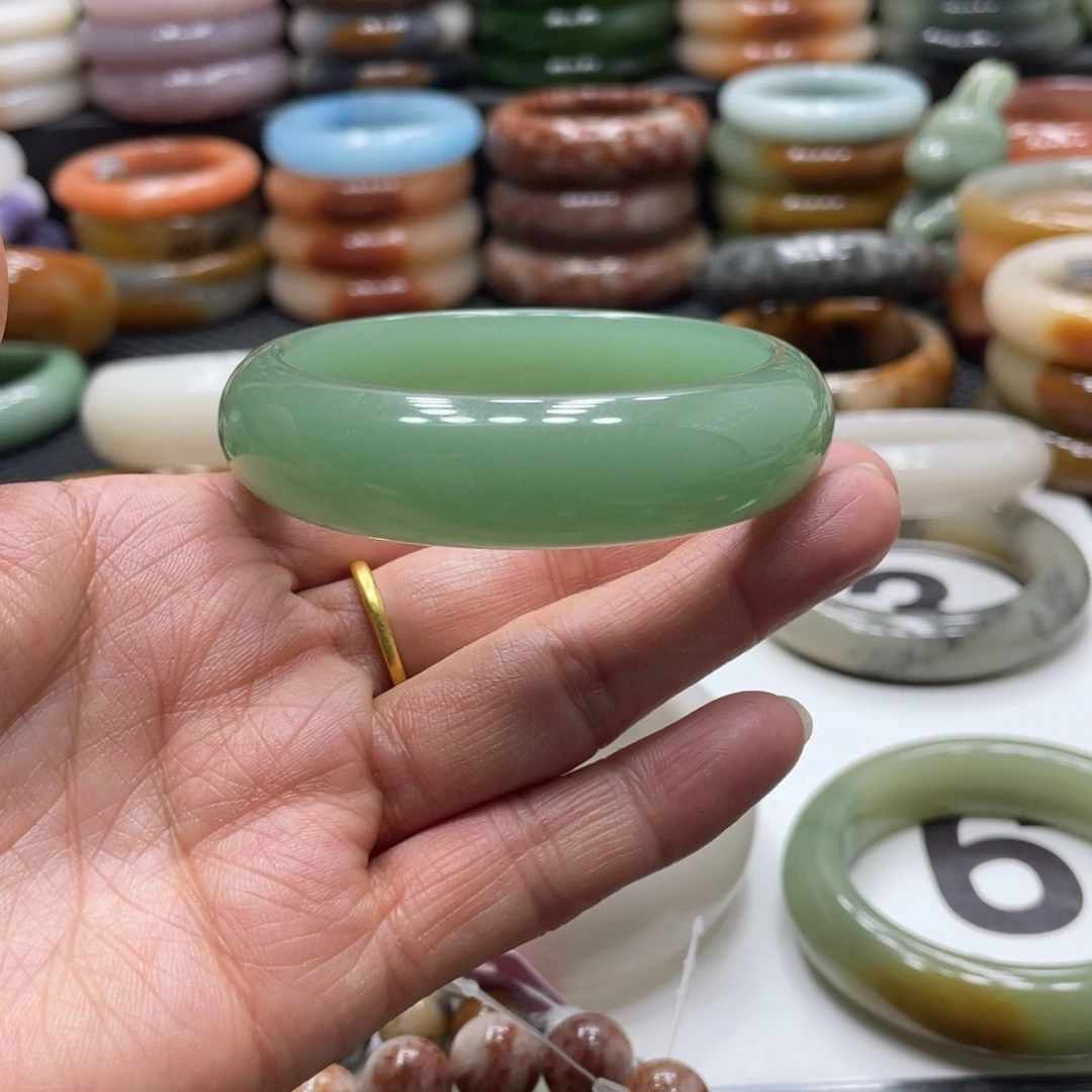 石英岩玉未镶嵌手镯