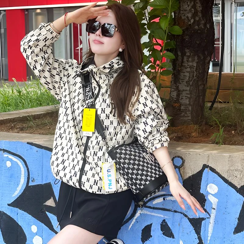 PNJ时尚连帽外套情侣款2025新款韩版ins风百搭老花满印风衣