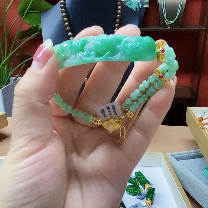 翡翠未镶嵌颈饰手牌