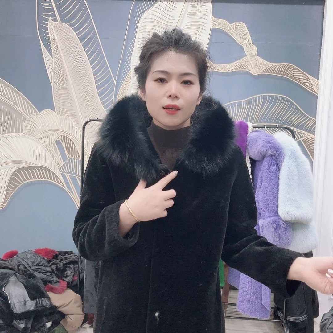 皮草搭配黑色西装