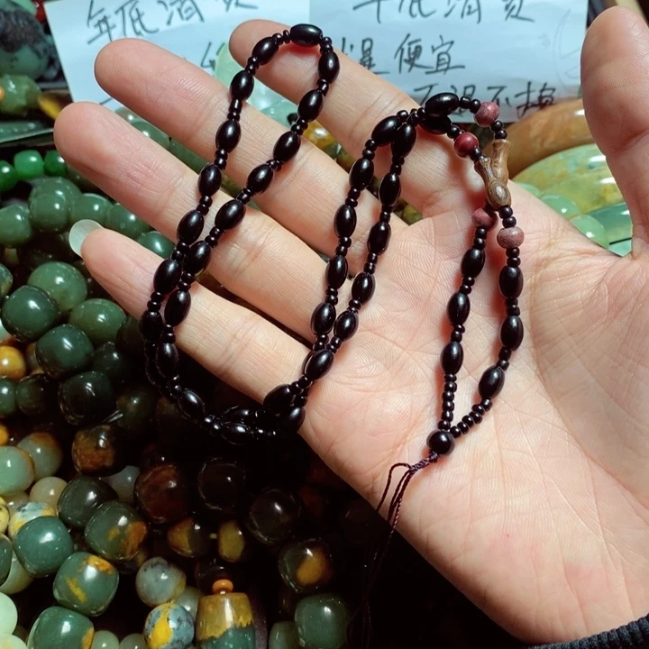 蛇纹石玉颈饰合金