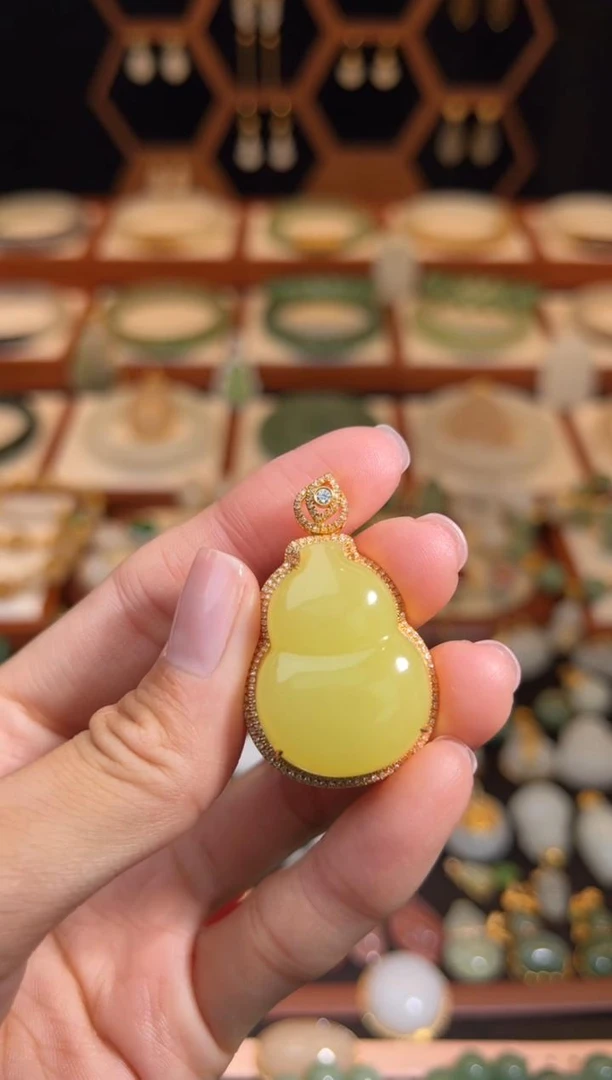 和田玉黄口18K金镶嵌葫芦吊坠