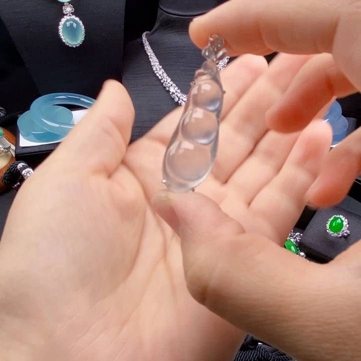 翡翠18K金镶嵌颈饰福豆