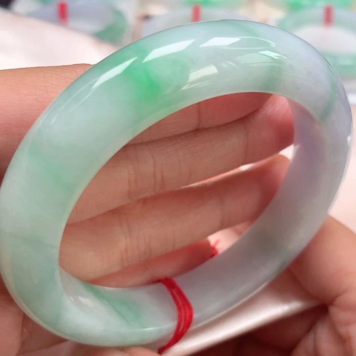 翡翠手镯未镶嵌春彩阳绿飘花14号