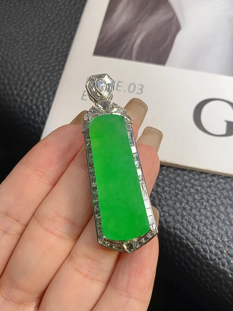 【伊玥珠宝】天然缅甸翡翠A货 阳绿厚装无事牌吊坠