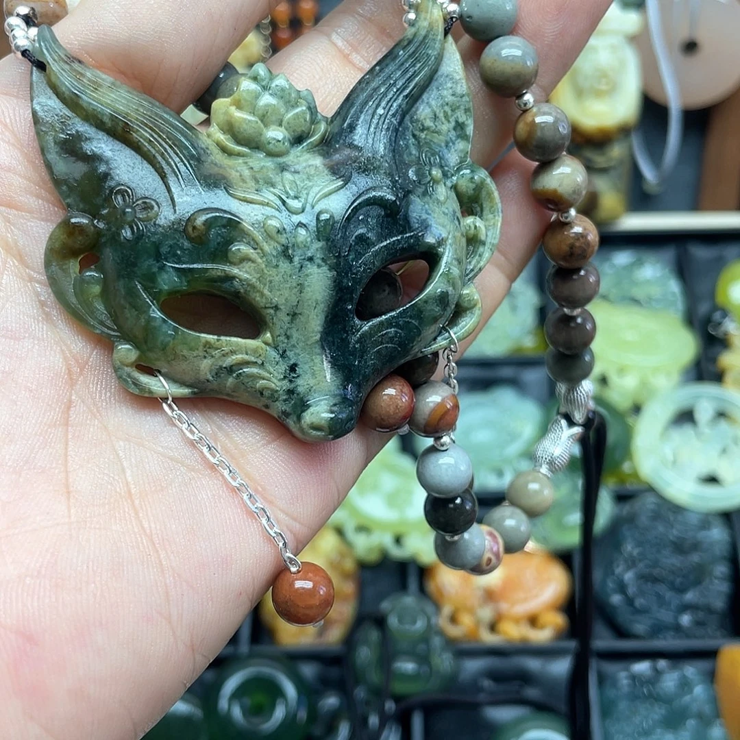 莫***羽未镶嵌蛇纹石玉颈饰