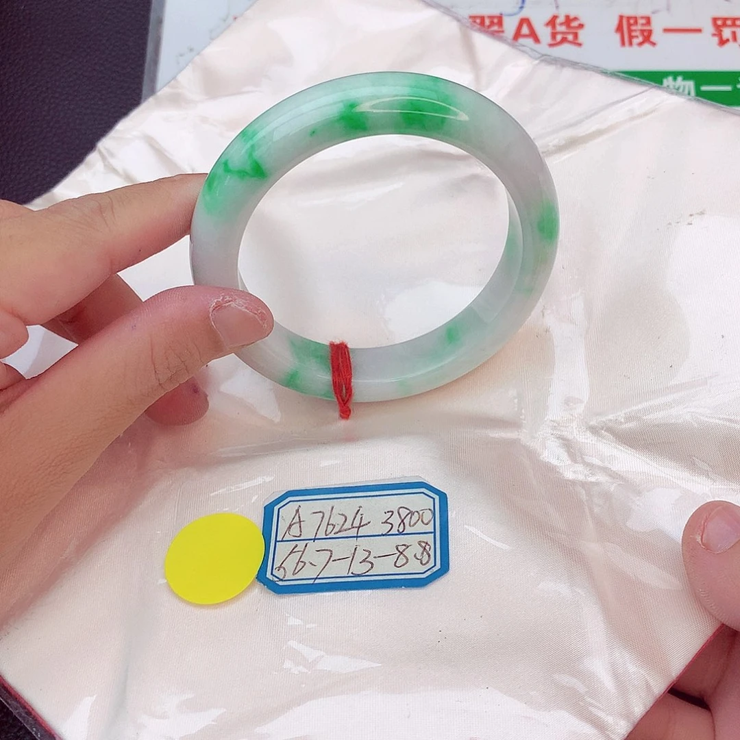 翡翠手镯未镶嵌我