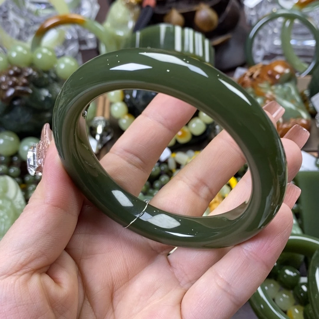 手串未镶嵌和田玉时**梭手镯