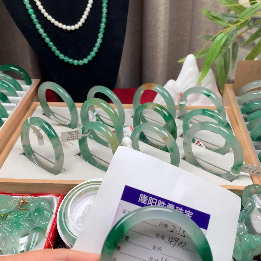 石英质玉手镯未镶嵌宝*?