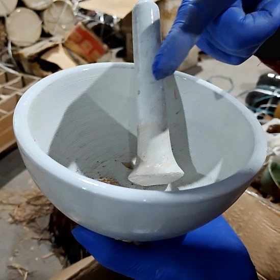 瓷片盘子碗茶壶啥都有