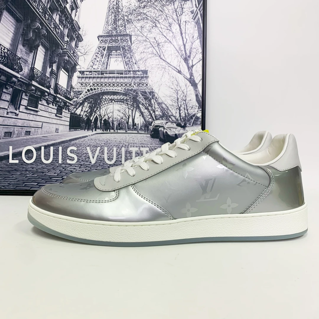 全新未使用 LouisVuitton/路易威登 LV Rivoli 镭射银老花板鞋