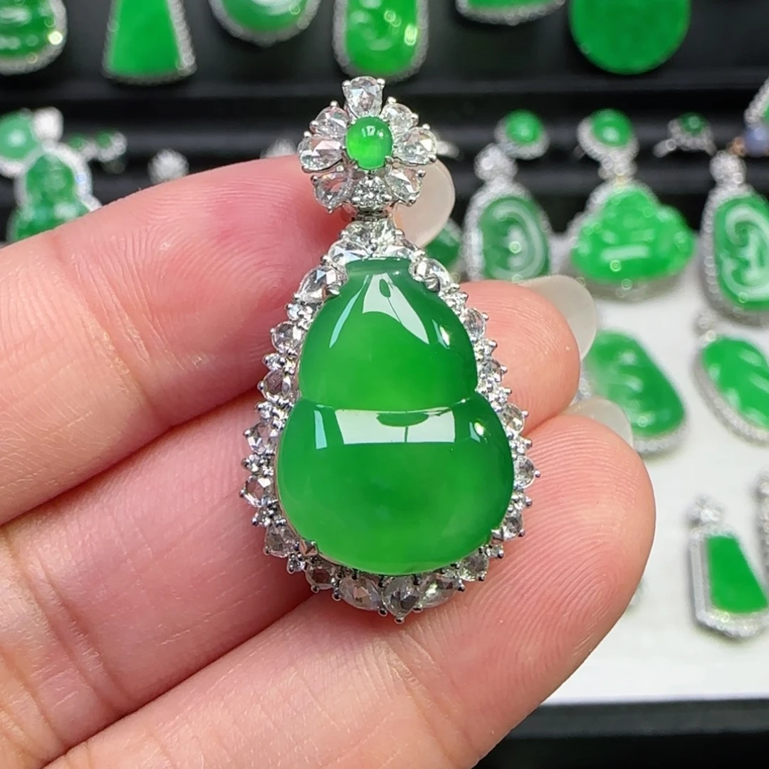 翡翠18K金镶嵌颈饰吊坠