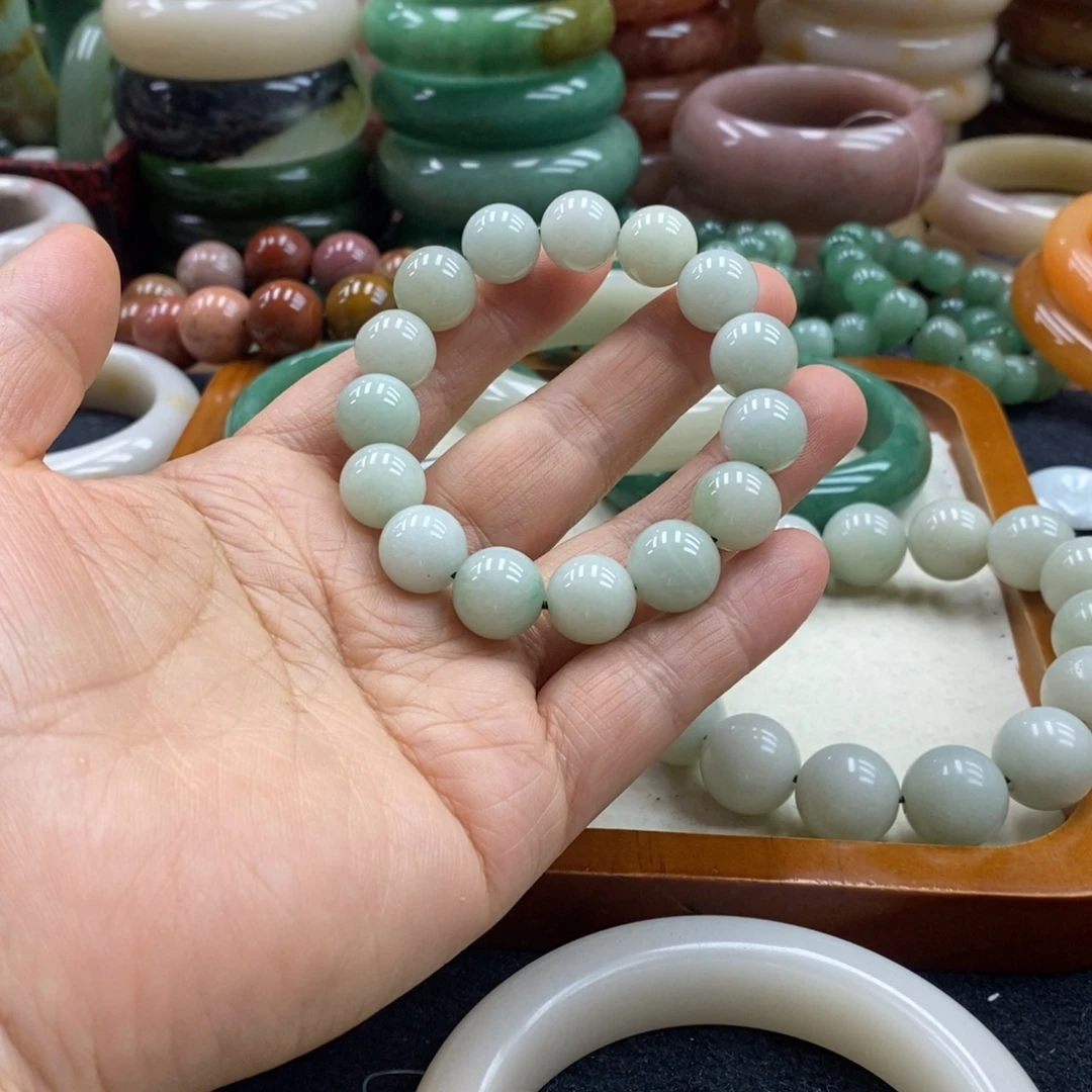 白***光石英质玉未镶嵌手镯