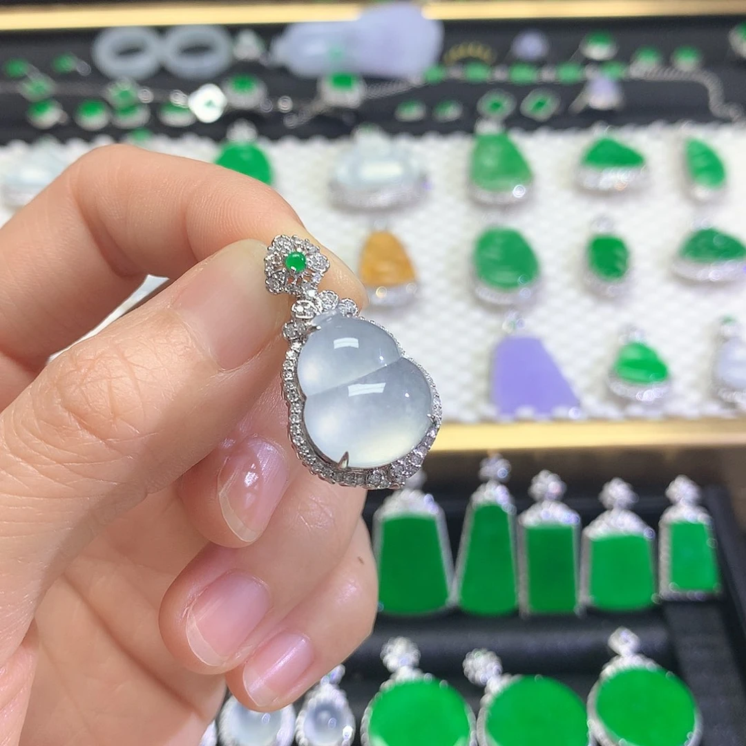 颈饰18K金镶嵌翡翠开*吊坠