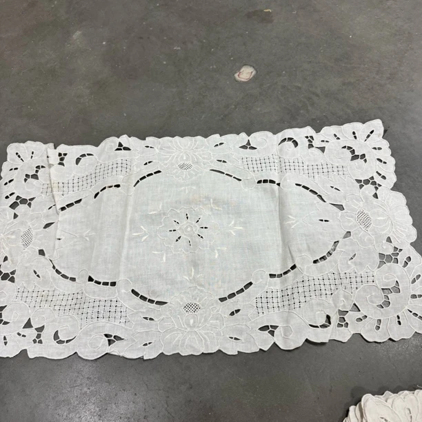 X180白色镂空刺绣桌旗70*35cm