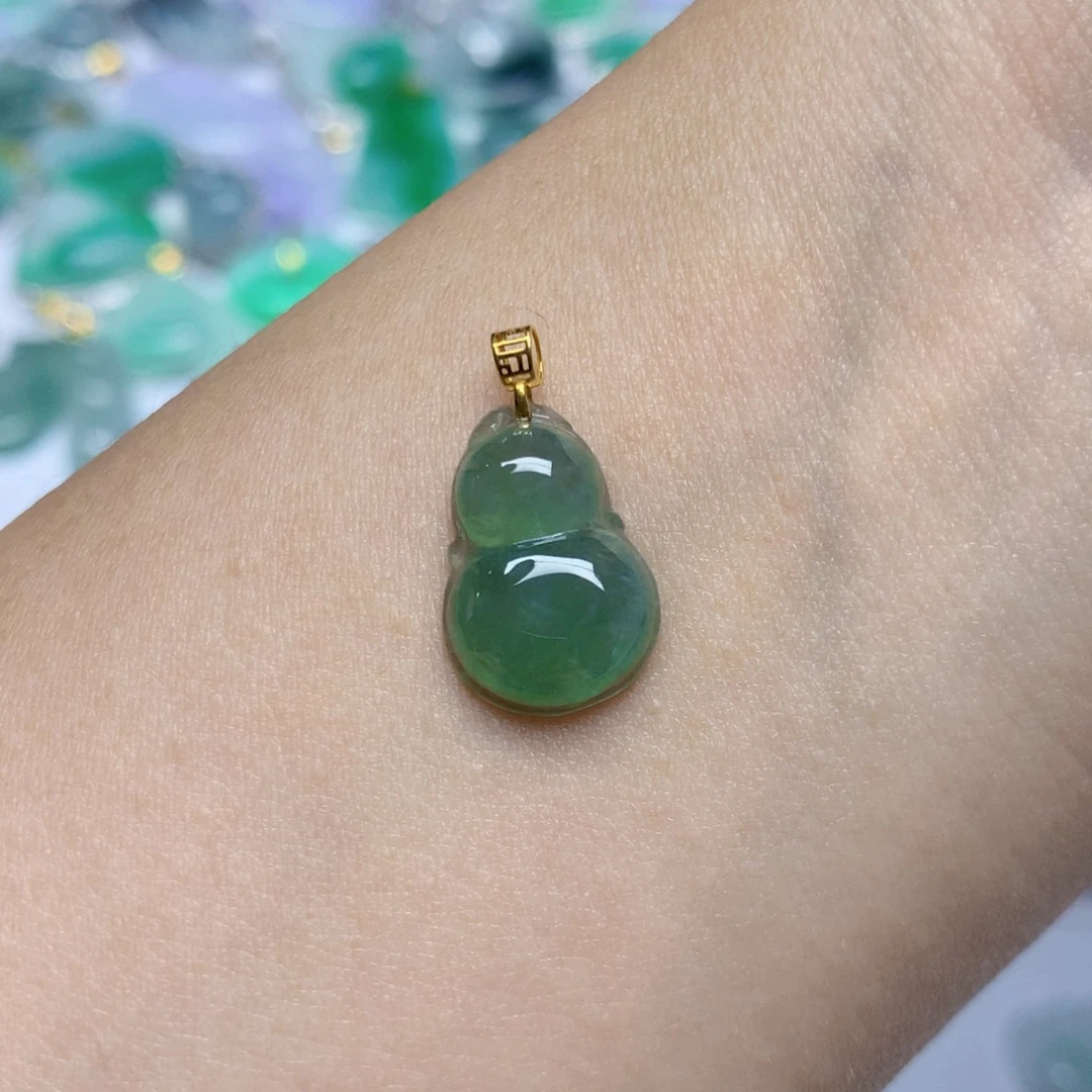 颈饰18K金镶嵌翡翠