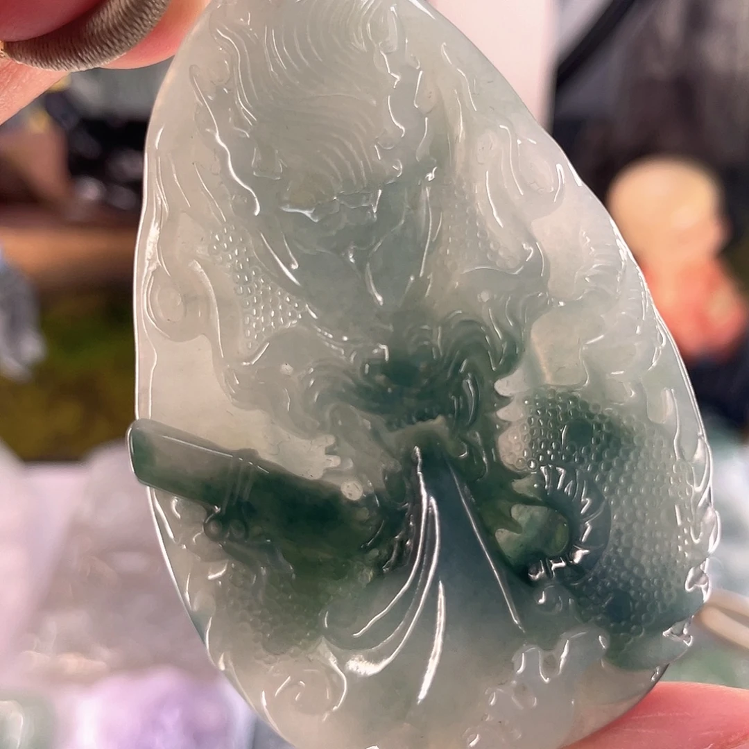 翡翠未镶嵌颈饰龙牌