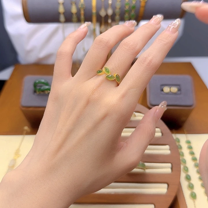 苹果绿和田玉碧玉树叶造型银镶嵌女款