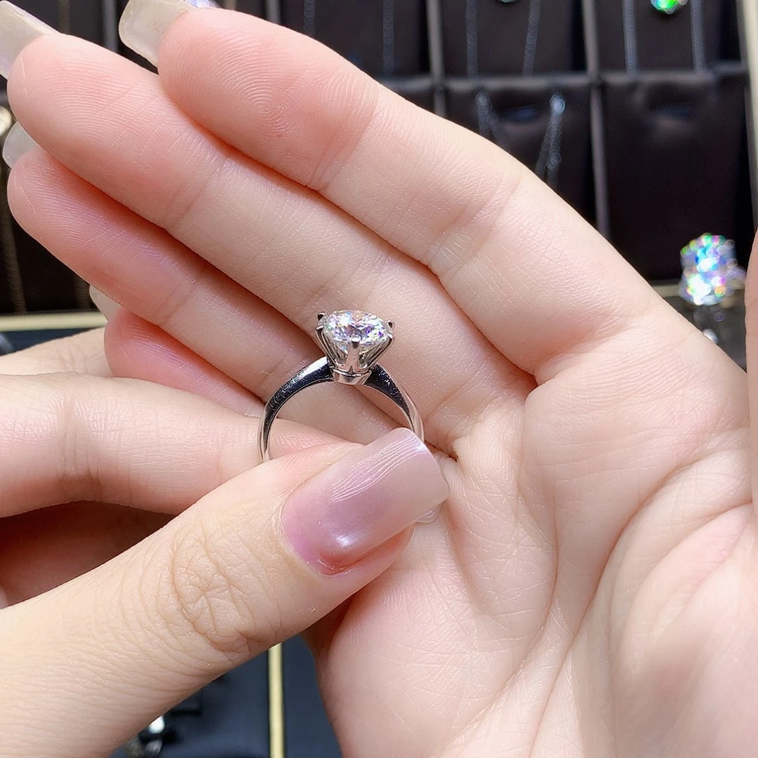 18K金镶嵌合成碳硅石（莫桑石）戒指/指环华**身