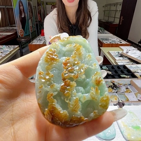 翡翠未镶嵌颈饰一个